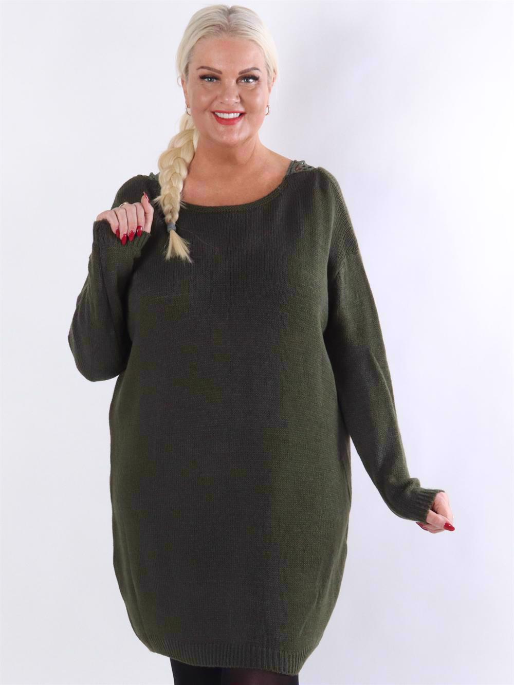 Ajla - Strikkjole med åben ryg med broderinger